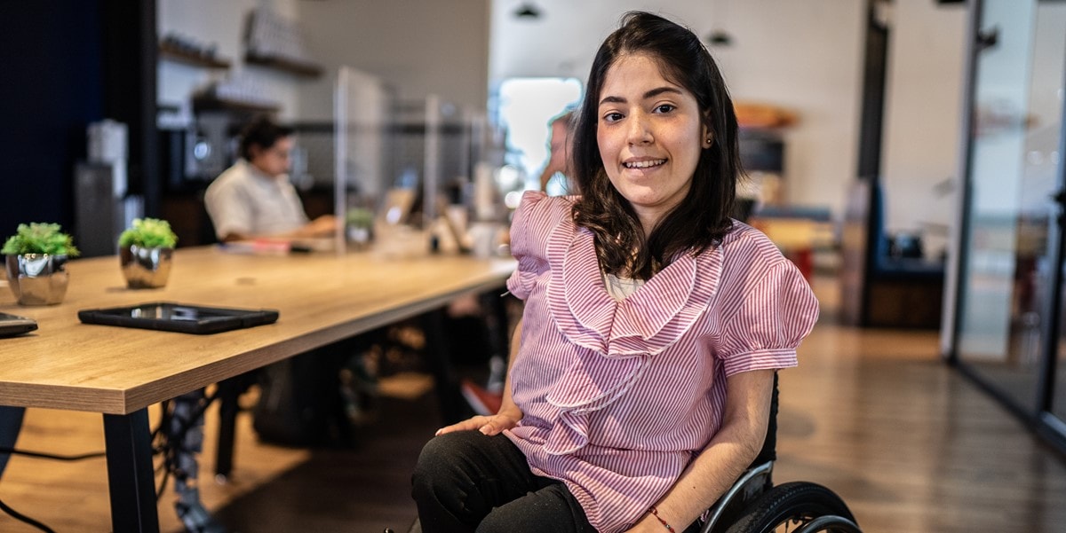 mujer en oficina