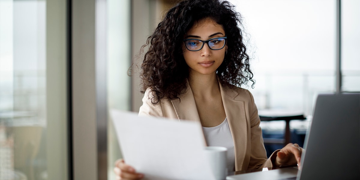 mujer en oficina