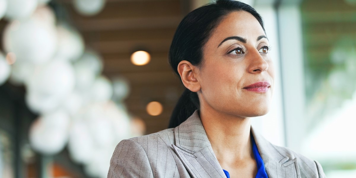 mujer profesional en oficina