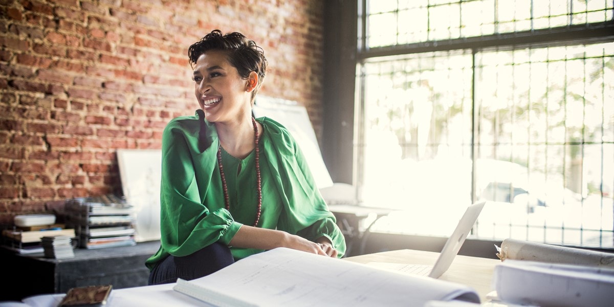 mujer sonriendo en oficina